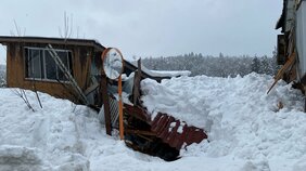 「近所の家が雪で倒壊している」と通報車庫が倒壊し男性が下敷きに　意識不明の状態で病院に搬送　　屋根上には1m75cmの積雪　新潟県柏崎市|TBS NEWS DIG