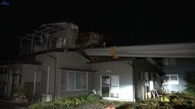 伐採中のクレーン車が転倒 住宅の屋根突き破る 住人は外出中 岩手・北上市|TBS NEWS DIG
