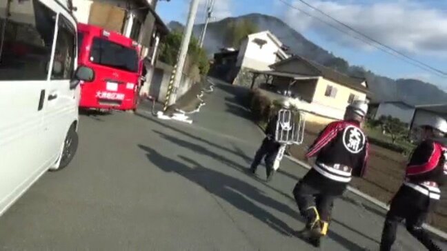 狭い路地の住宅地 一時白煙 倉庫全焼する火事【愛媛・大洲】|TBS NEWS DIG