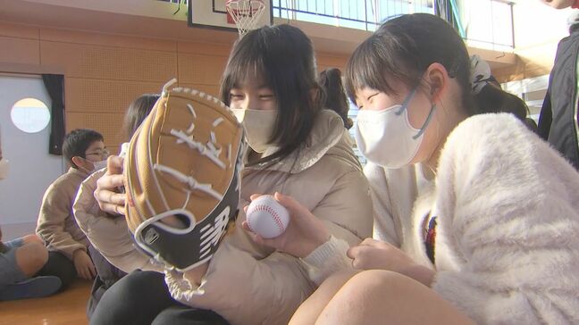 大谷翔平選手のグローブ届く　児童が興奮…臼杵小学校の始業式で披露　大分|TBS NEWS DIG