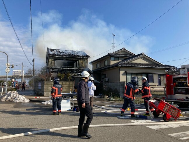 【速報】富山・射水市の一般住宅で火事 足の悪い高齢女性が救急搬送 新湊大橋に近い住宅街|TBS NEWS DIG