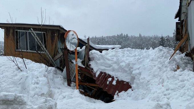 「近所の家が雪で倒壊している」と通報　車庫が倒壊し男性が下敷きに　男性は心肺停止の状態　屋根上には1m75cmの積雪　新潟県柏崎市|TBS NEWS DIG