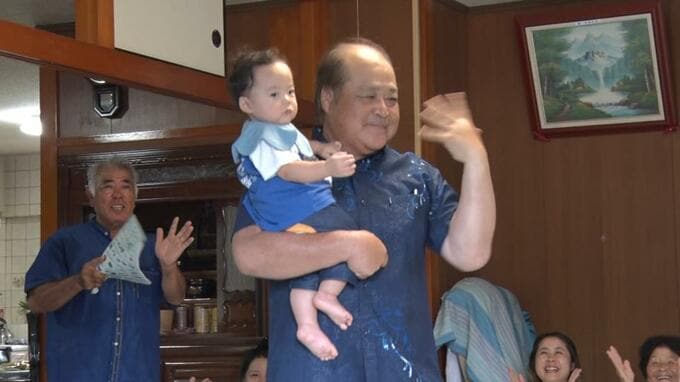 宮古島市来間島で伝統行事「ヤーマスプナカ」　子孫繁栄と発展を祈り、新しく生まれた2人の命を祝福|TBS NEWS DIG