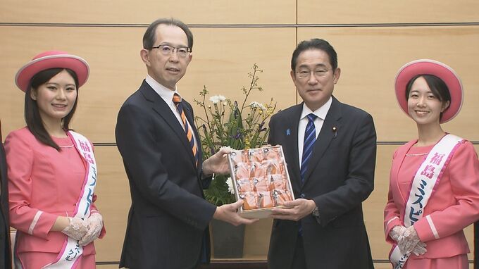 岸田総理　オレンジ色のネクタイ身に着けあんぽ柿を堪能