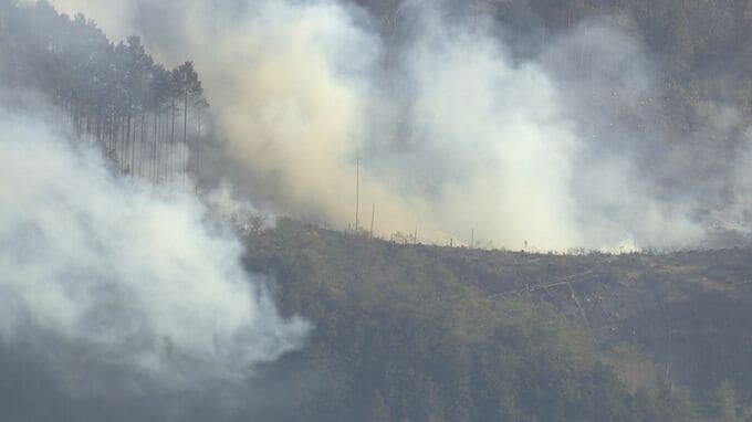 「枯れ草の焼却処分中に山に飛び火」　ヘリで消火活動中　山口・周南|TBS NEWS DIG