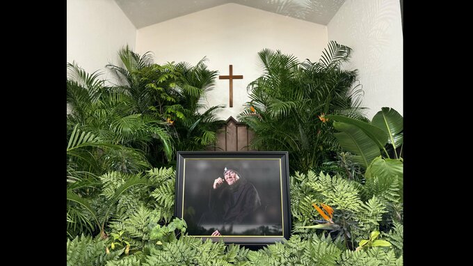 火野正平さん死去　祭壇の遺影には　照れ臭そうに微笑む姿|TBS NEWS DIG