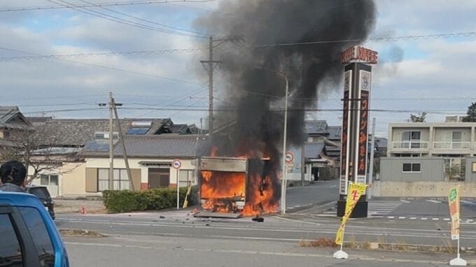 バイクはトラックの下敷きになって炎上… 25歳の男性が死亡 店舗駐車場から道路を横切ろうとしたトラックと直進のバイクが衝突 愛知･半田市|TBS NEWS DIG