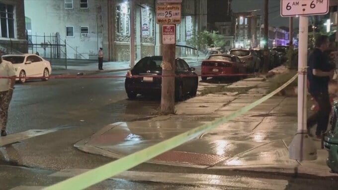 米東部フィラデルフィア銃撃事件、死者5人に　防弾チョッキを着た容疑者に応戦したとみられる別の人物も拘束