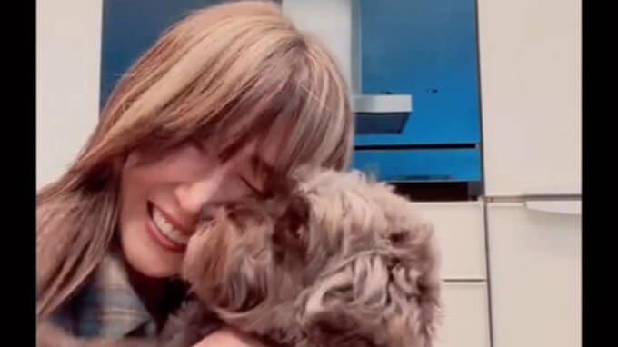 【 工藤静香 】「ハグして！」「ぴょん！」愛犬とのにぎやかすぎる交流を動画公開　「めちゃうるさいです 私」と自虐ツッコミも|TBS NEWS DIG