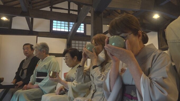 落ち着いた雰囲気の中で茶会　大村智博士との縁から寄贈された掛け軸なども披露　山梨・大村記念公園　|　山梨のニュース | ＵＴＹテレビ山梨