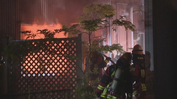 「建物の2階から火と煙が見える」鳥取市の集合住宅で火災　住人1人と連絡とれず　消火活動続く|TBS NEWS DIG