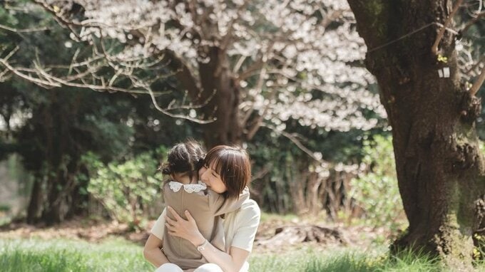 【 篠田麻里子 】「今日から小学生」万感の思いで愛娘を抱きしめる　桜の下で祈り込める「毎日楽しい時間になりますように」|TBS NEWS DIG