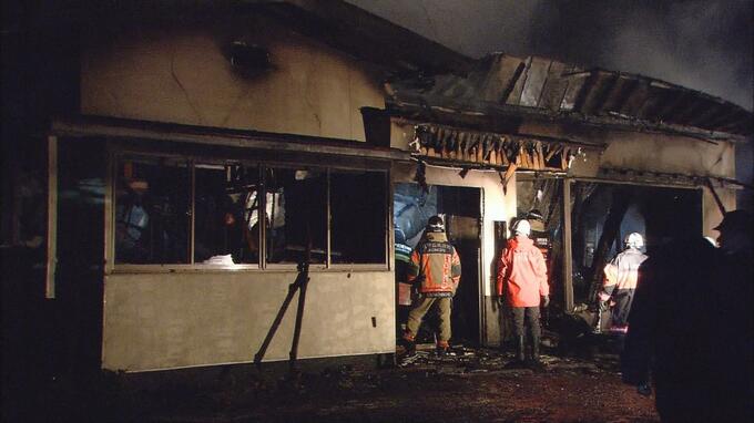 住宅など3棟全焼　約5時間後に消火　夫婦が顔や手足にやけどで搬送|TBS NEWS DIG