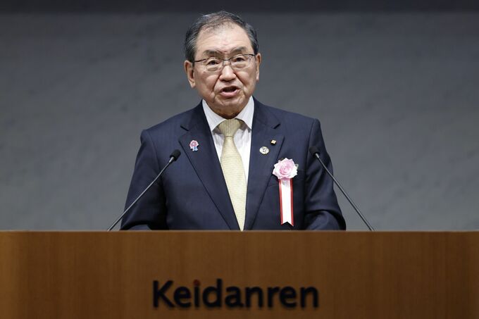 経団連会長、達成不可能な最低賃金目標は「混乱招く」－1500円公約で