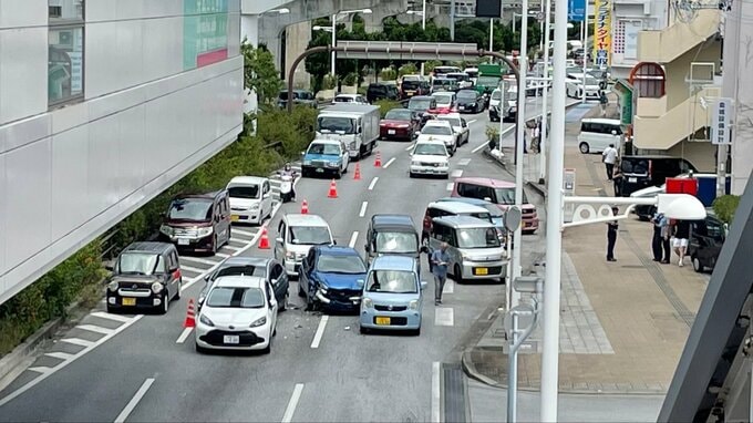 「ぶつかりながら30メートルほど進んだ」　那覇市の奥武山公園駅近くで11台絡む事故　けが人なし　|　沖縄のニュース｜RBC 琉球放送
