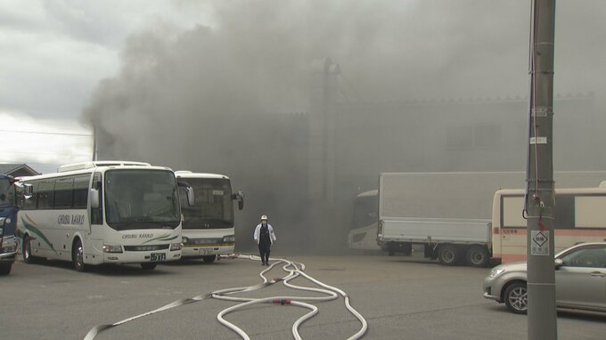 「倉庫内でバスが燃えている」自動車整備工場で火事…1人救急搬送も命に別状なし “爆発のような音も” 黒い煙立ち込める　富山　|　富山のニュース｜天気・防災｜チューリップテレビ