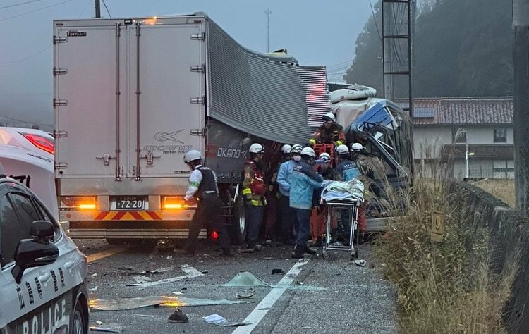 路線バスと大型トラックが正面衝突 バスの乗客2人と双方の運転手けが
