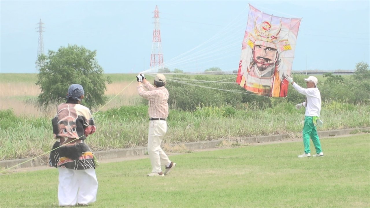 地場産業の和紙をPR　河川敷の空に個性的な凧が舞う　市川三郷町で凧上げまつり