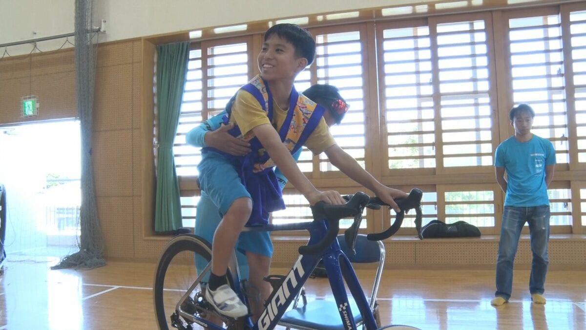 「ツール・ドおきなわ」出場選手が小学生と交流