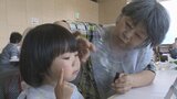 孫が希望する姿にメイクアップも　敬老の日に孫と祖父母のペアで化粧に挑戦|TBS NEWS DIG