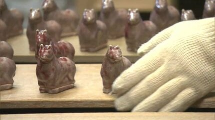 倉敷市の天神窯で干支の「丙午」をデザインした香合の窯出し 赤色の