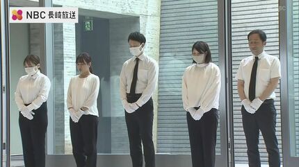 原爆犠牲者のお名前に 風がきちんとあたるように」 職員が丁寧に一頁