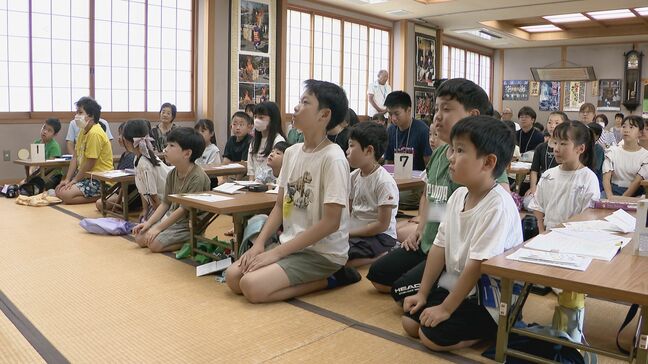 寺子屋で風呂敷の使い方を学ぶ ペットボトルなど荷物を包むだけでなく…ケガ人を運ぶ手段としても|TBS NEWS DIG