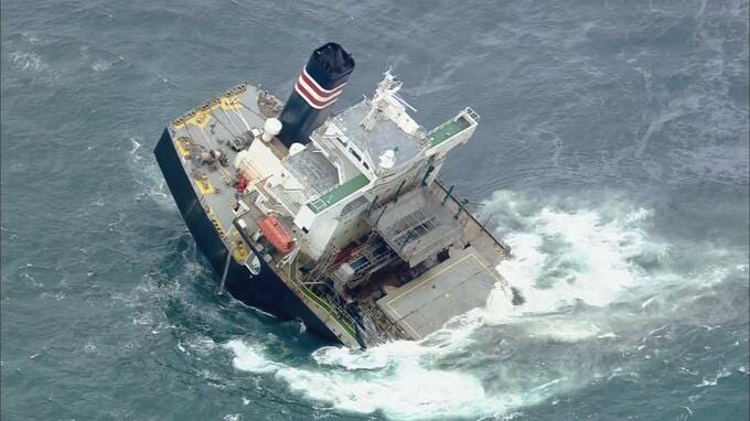 八戸沖で座礁のパナマ船籍の貨物船「クリムゾン・ポラリス」　撤去作業の完了予定が再延期で5月中旬に　沈んだ「居住スペース」の撤去作業の状況で『さらに延期』の可能性も…　|　青森のニュース│ATV NEWS│青森テレビ