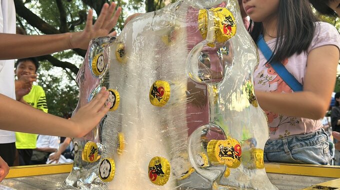 お菓子が浮く巨大氷！？どうやって凍らせる？　夏だけ現れる熊本の“懐かしい”珍光景を調べてみた　|　熊本のニュース｜RKK NEWS｜RKK熊本放送