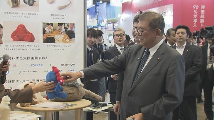 石破総理“甘噛みミャクミャク”を体験　次政権に人工知能基本計画継続を強調