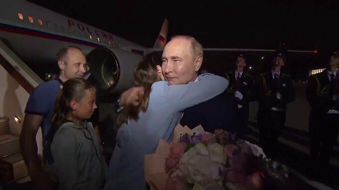 米ロなど24人の囚人交換“冷戦終結後、最大規模” 釈放されたロシア人はプーチン大統領が出迎え|TBS NEWS DIG