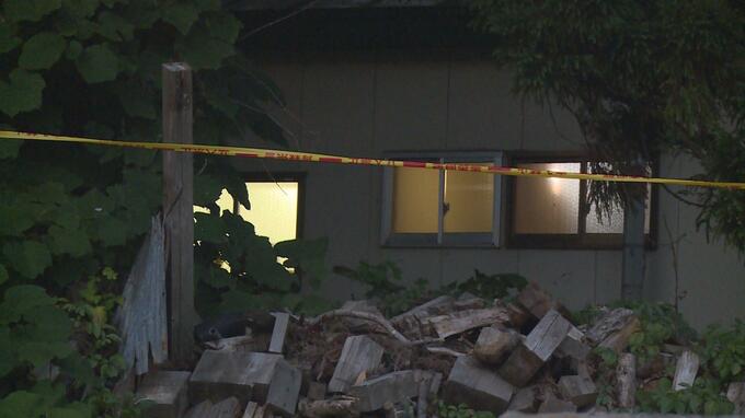 むつ市の住宅で75歳男性が死亡　警察は殺人事件として捜査　右わき腹付近を鋭利な刃物様のもので刺される　青森県|TBS NEWS DIG