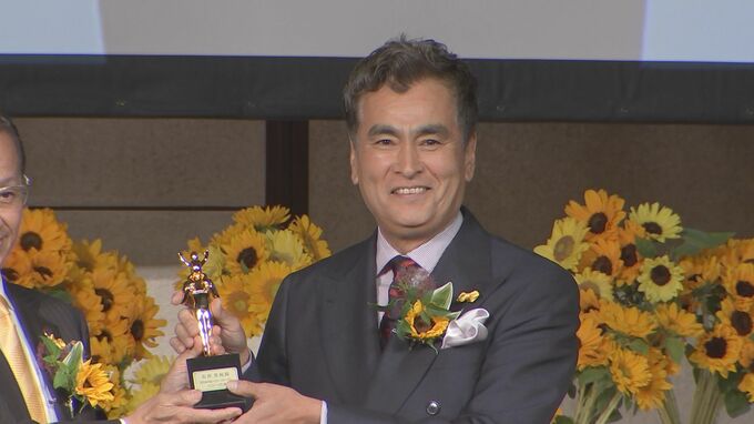 【石原良純】“誰でももらえる？”　父・慎太郎さんに続く親子2代「ベスト・ファザー」受賞|TBS NEWS DIG