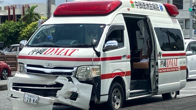 患者移動中の救急車と乗用車が交差点で衝突　患者と乗用車運転手の2人を搬送　沖縄市|TBS NEWS DIG