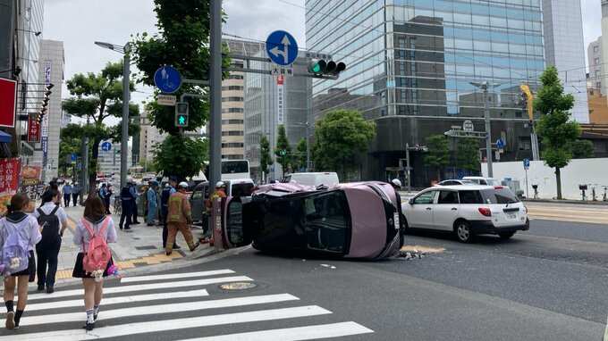 「車が横転している」広島市中心部で右直事故か　１台が横転　２人けがも意識あり　|　RCC NEWS | 広島ニュース | RCC中国放送
