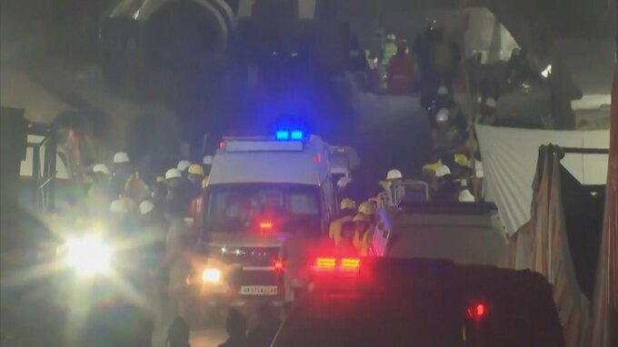 インド北部トンネル崩落事故、閉じ込められていた作業員41人の一部が16日ぶりに救助される|TBS NEWS DIG
