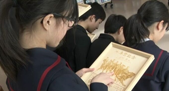 11人の卒業生に特別な“木の”卒業証書 「一生大切にしていきたい」 石川・加賀市の小学校　|　石川県のニュース｜MRO北陸放送