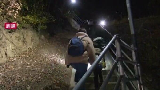 南海トラフ巨大地震で夜間に津波が発生したら… 暗い中で高台に避難 夜間に津波避難訓練 愛媛県・宇和島市|TBS NEWS DIG