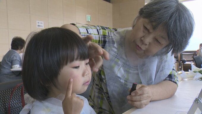 孫が希望する姿にメイクアップも　敬老の日に孫と祖父母のペアで化粧に挑戦|TBS NEWS DIG
