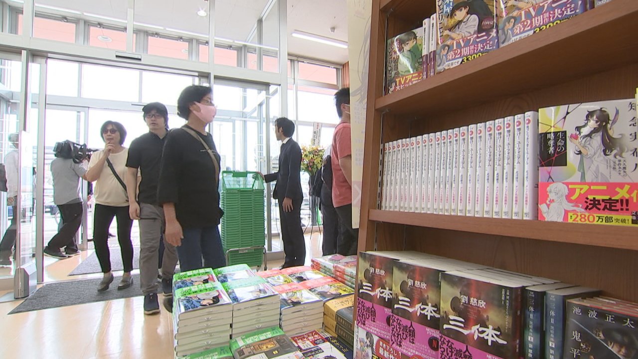 「近くにできてうれしい」　17万8千冊の書籍を揃え　中央市のショッピングモールに大型書店オープン