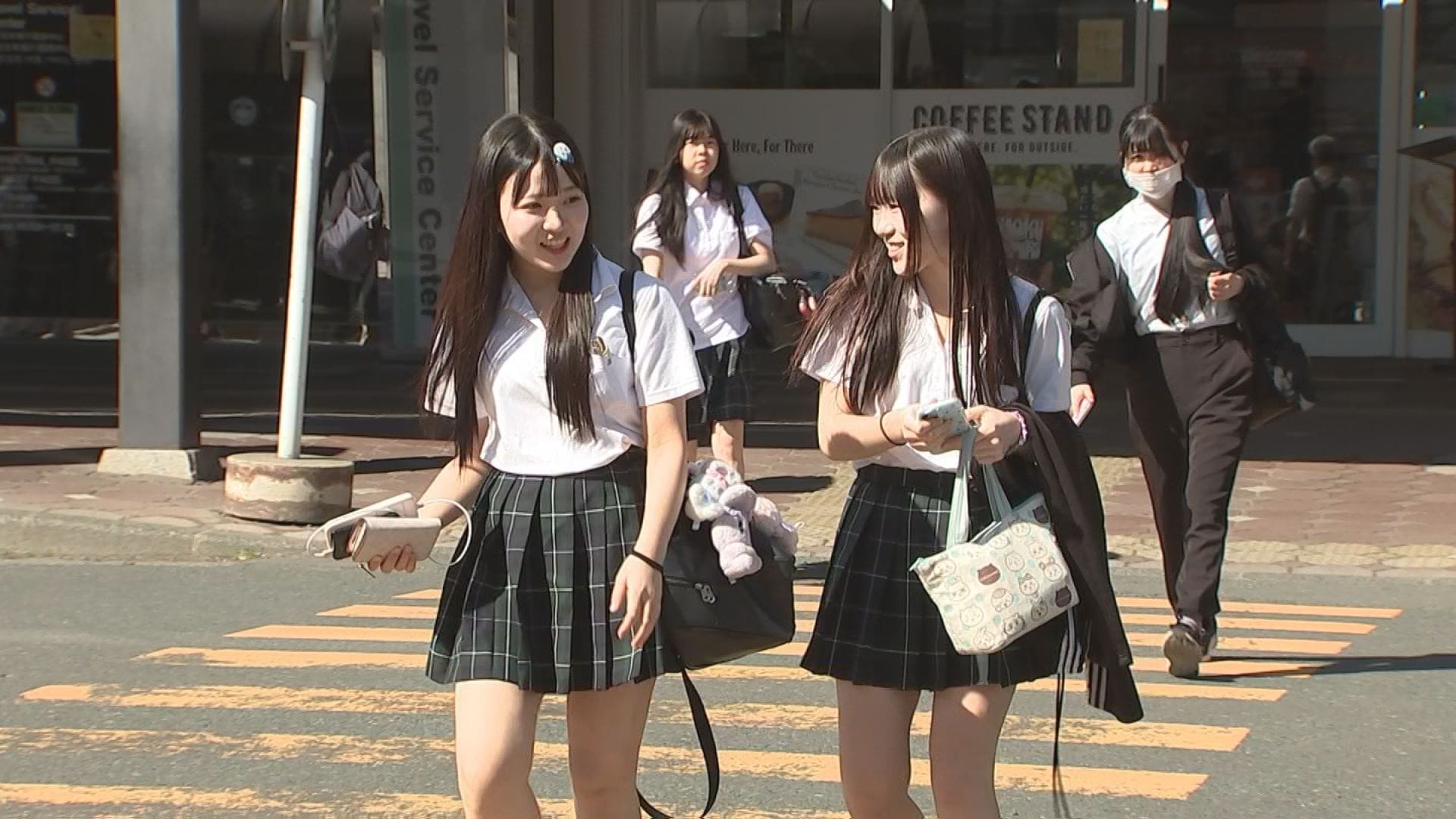 高校生ら夏服で登校 衣替え初日の岩手、朝から強い日差し 日中の予想 高校生ら夏服で登校 衣替え初日の岩手、朝から強い日差し 日中の予想