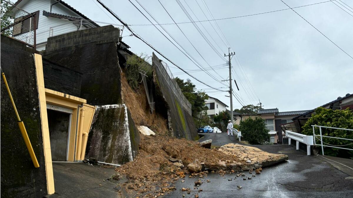 大雨被害】民家下のり面が幅5メートルに渡って崩れ道路の一部塞ぐ