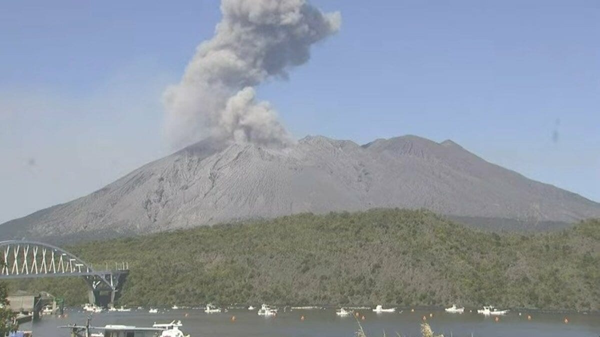 桜島で噴火 噴煙1100ｍ 灰は鹿児島市谷山方向へ【きょう・あすの降灰予報】鹿児島