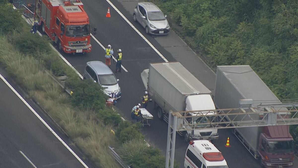 東名高速の上り線で乗用車･トラック･大型トラックの3台が絡む事故  1人が意識不明の重体   2人が軽傷の模様　愛知・みよし市
