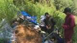「微生物と土と草は全部ないと生きていけない」土の観察を通し自然環境を学ぶ見学会　土の色の違いや硬さなどを観察　山梨・乙女高原　|　山梨のニュース | ＵＴＹテレビ山梨