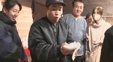 本物の“白蛇”手の上に…参拝者も仰天 来年の干支「巳」 にちなみ大にぎわい 大分・九重町 | 大分のニュース|OBS NEWS|大分放送