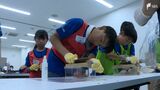 「ふわ~っと口の中に広がって」長野県の小学生かつお節削りに挑戦 削りたての風味も満喫=静岡・焼津市 | 静岡のニュース | SBSNEWS | 静岡放送