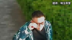逃走した暴力団幹部の男を埼玉県警が公開手配　家宅捜索直前、たばこをくわえ横浜市の自宅から出てくる様子|TBS NEWS DIG