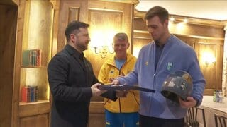 “追悼ヘルメット”で五輪失格のウクライナ代表選手に勲章　ゼレンスキー大統領| TBS CROSS DIG with Bloomberg