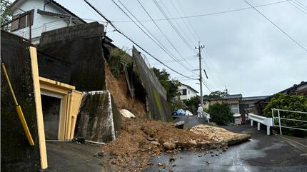 大雨被害】民家下のり面が幅5メートルに渡って崩れ道路の一部塞ぐ